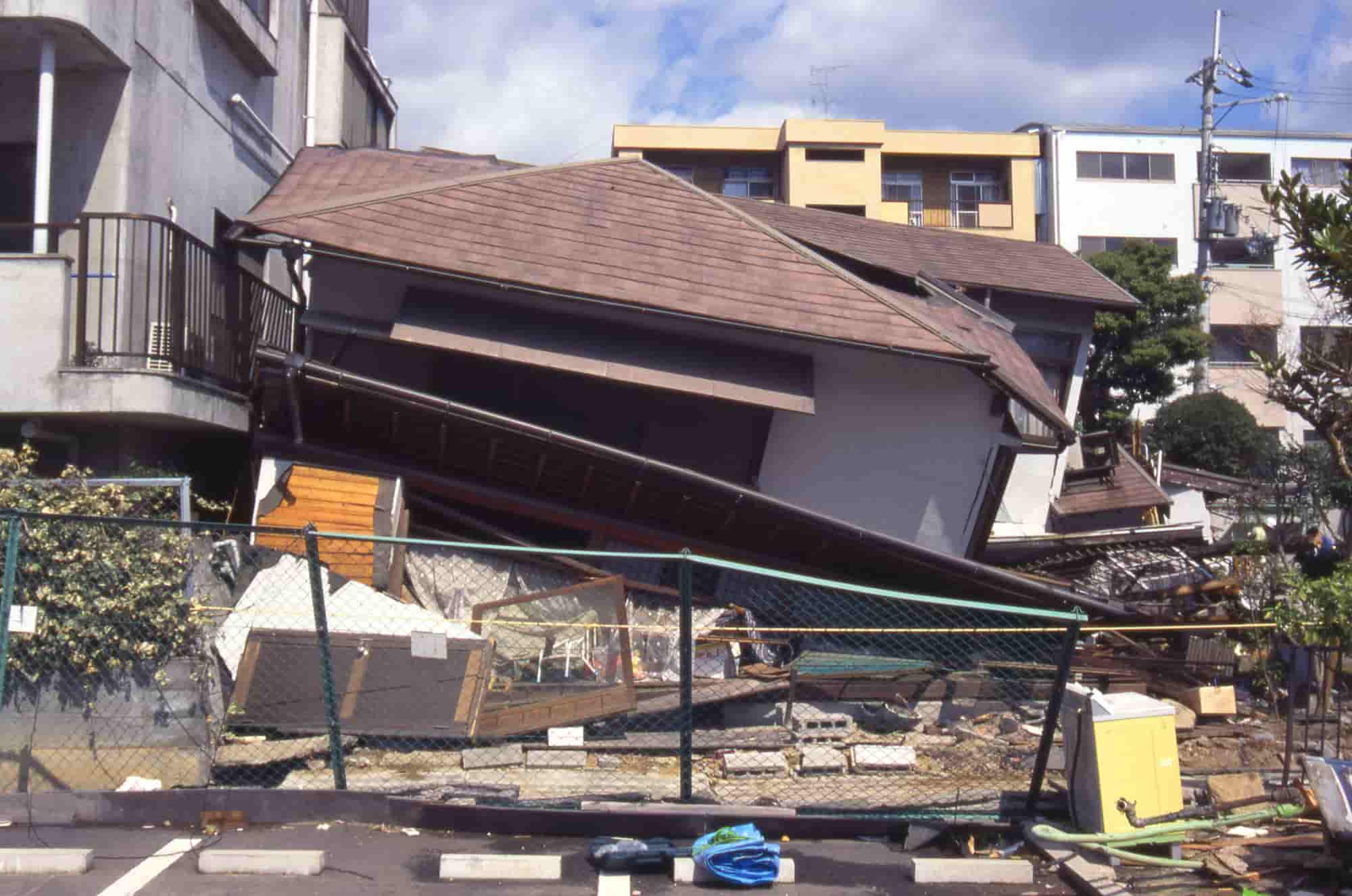 阪神淡路大震災で倒壊した家