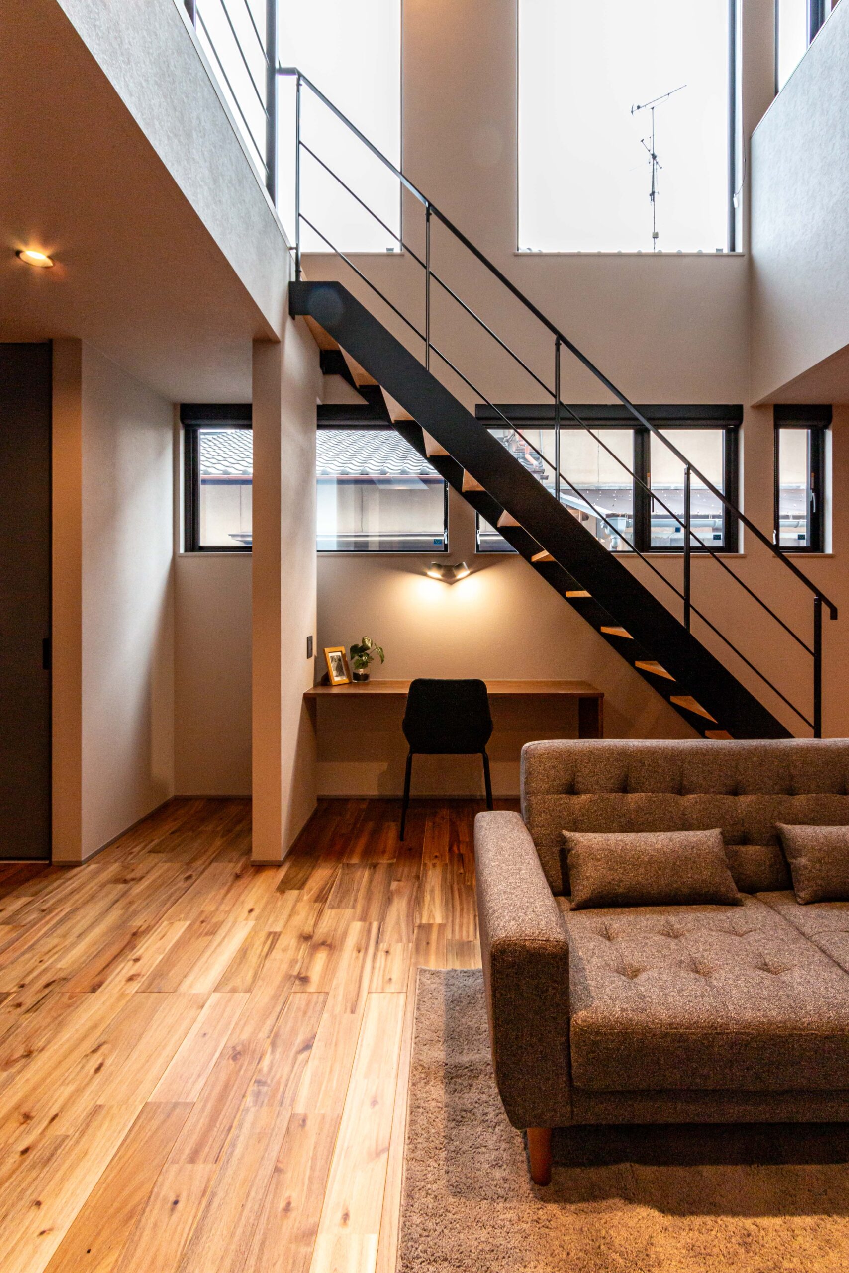 吹抜けにある鉄骨階段