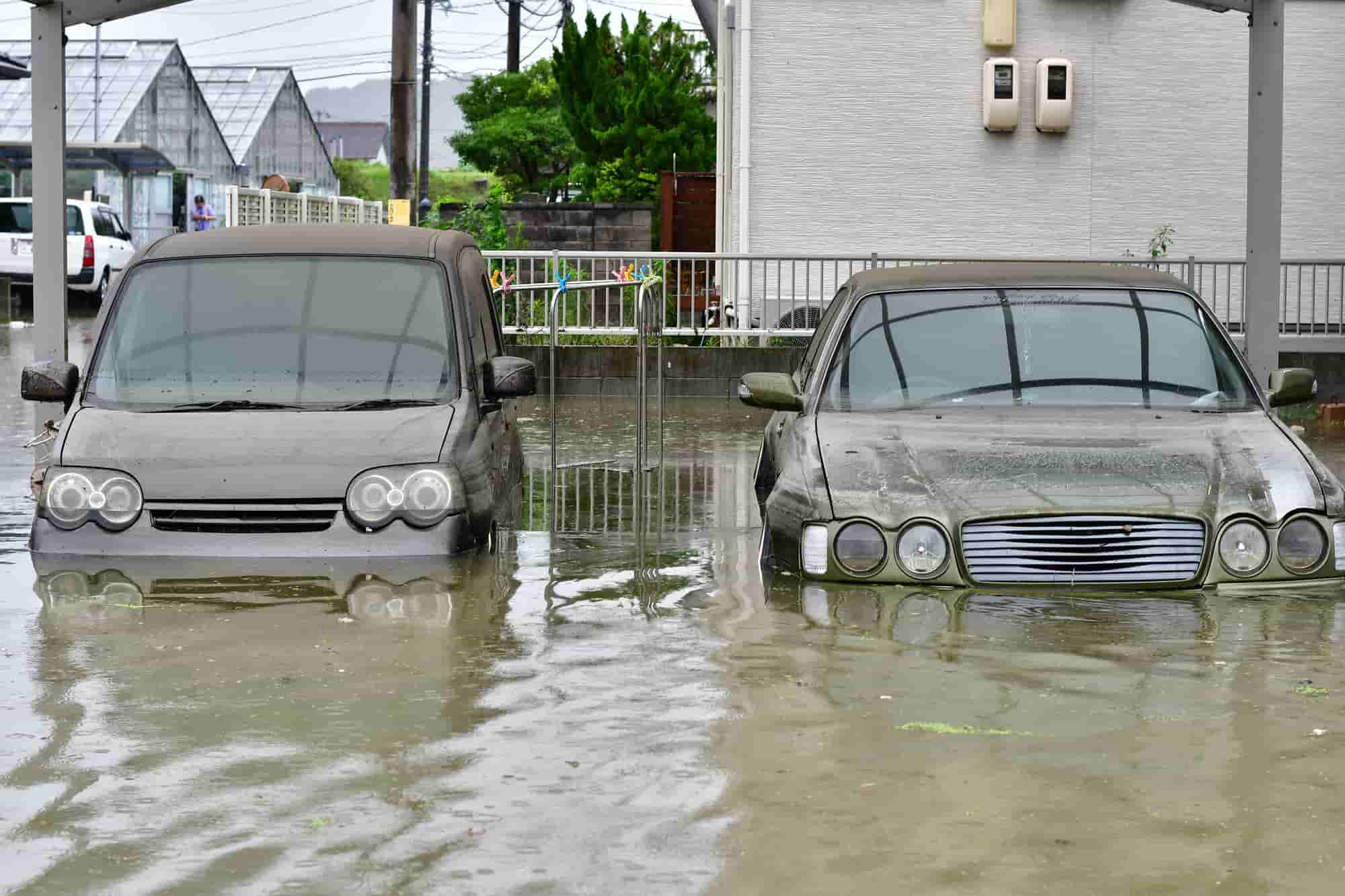 西日本豪雨の水害で水没した車2台