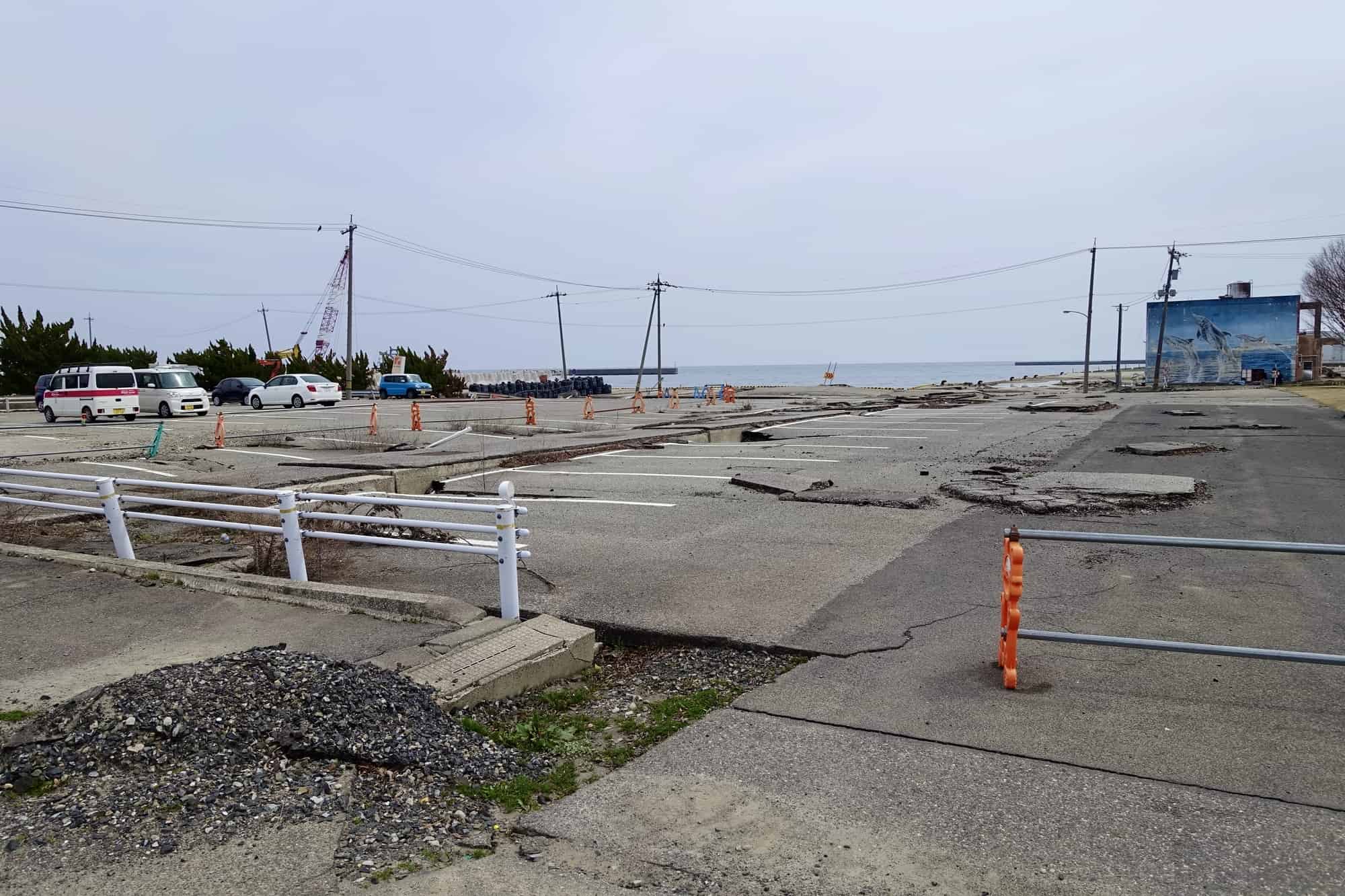 液状化で、でこぼこに隆起した地面