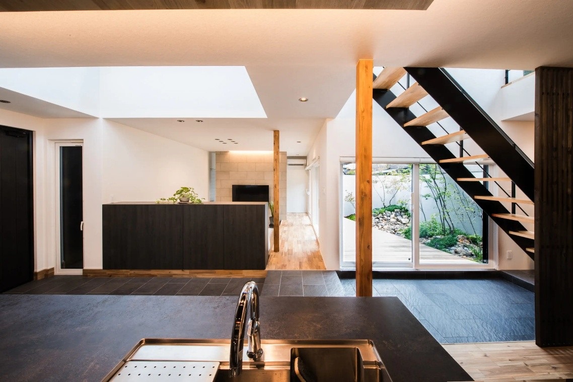 土間を中心として左右に広がるLDK