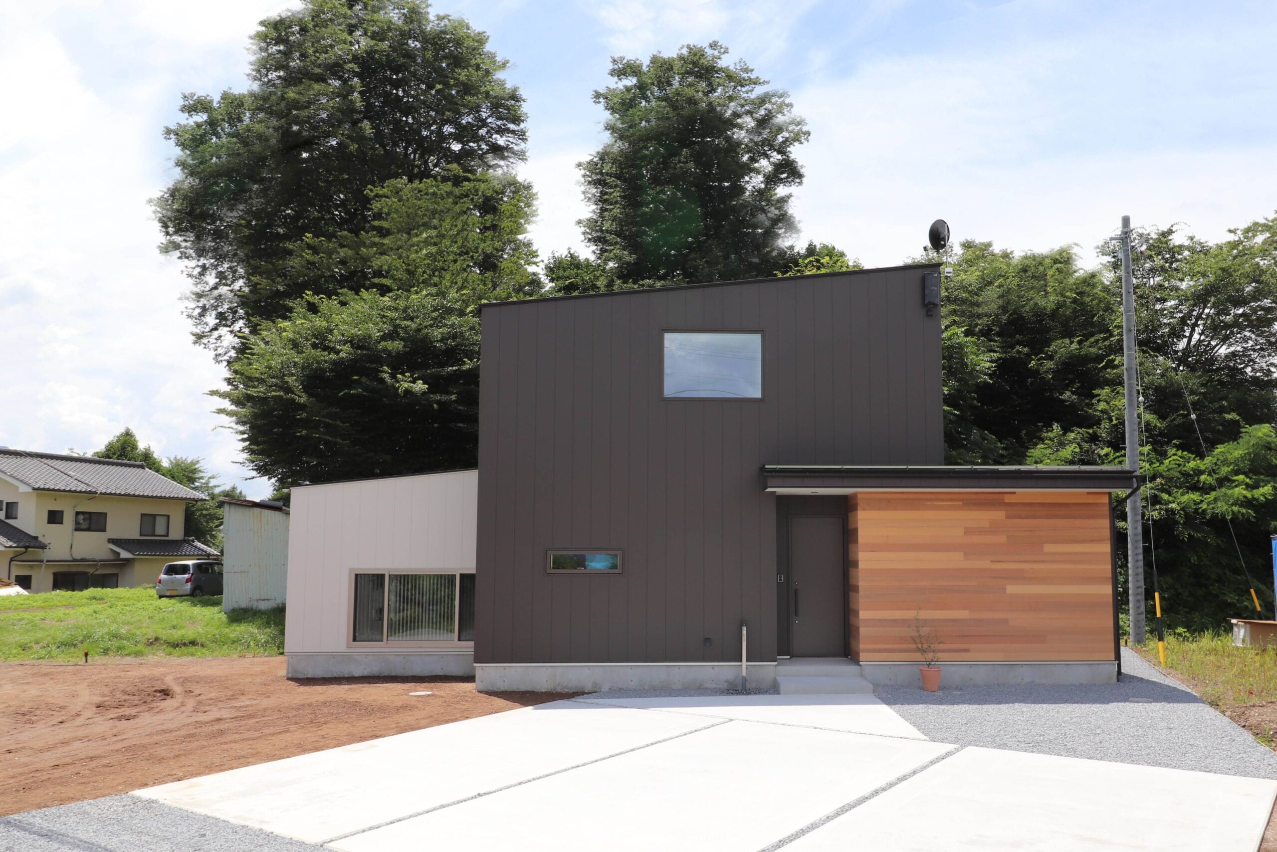 白と黒の箱がドッキングした家