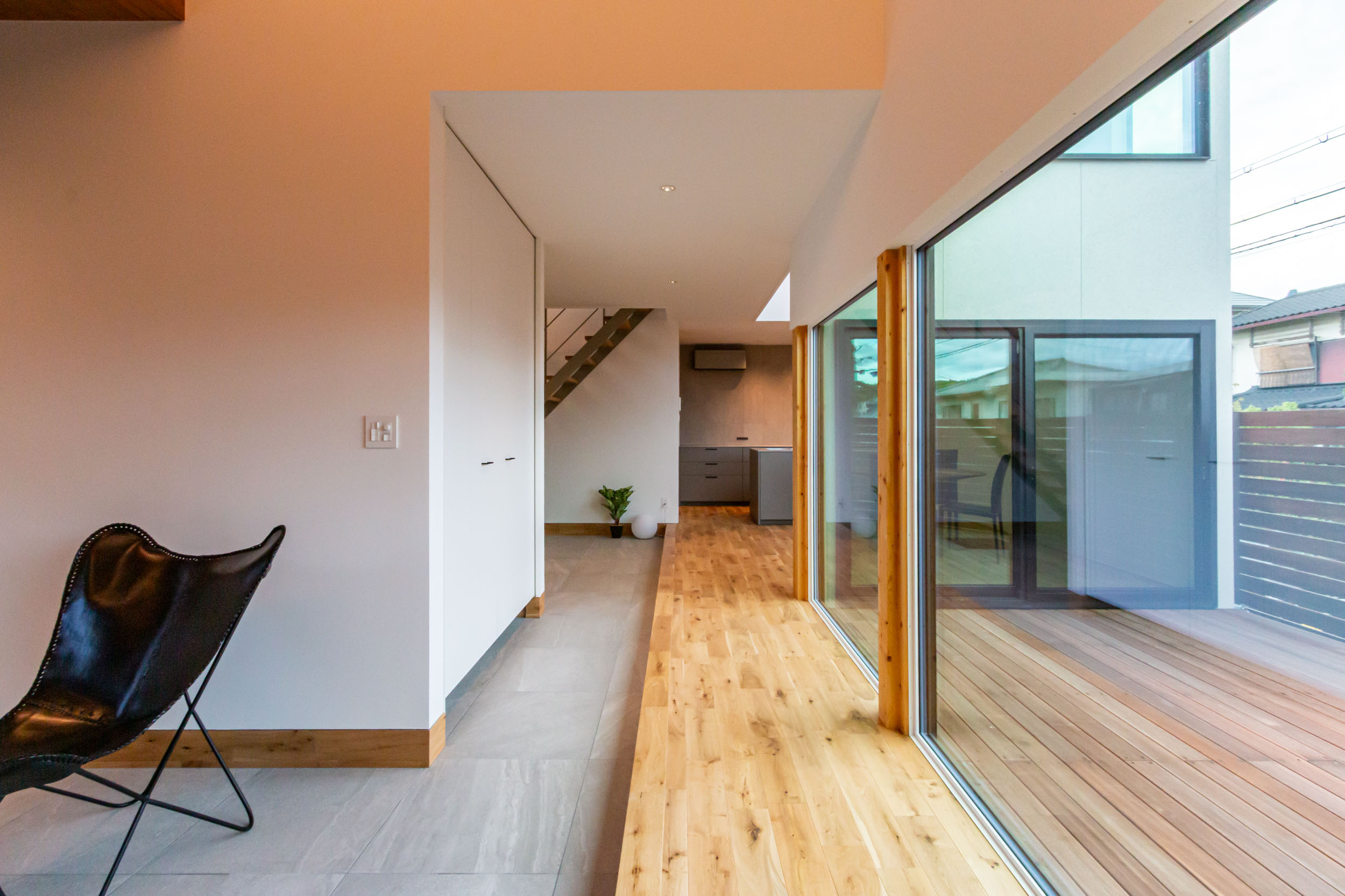 ウッドデッキとつながるホール