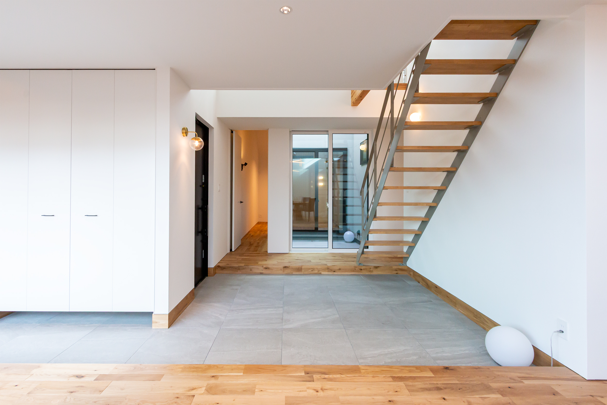 中庭のある寝室とつながる玄関