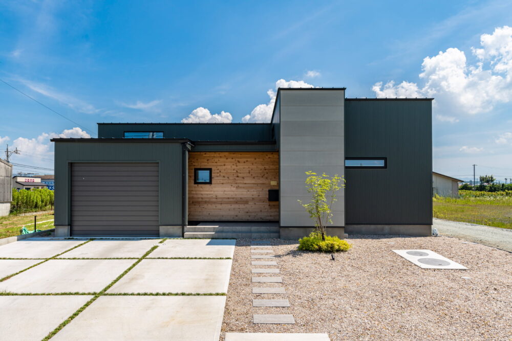 シックな色合いの中に木目が目を引く外観