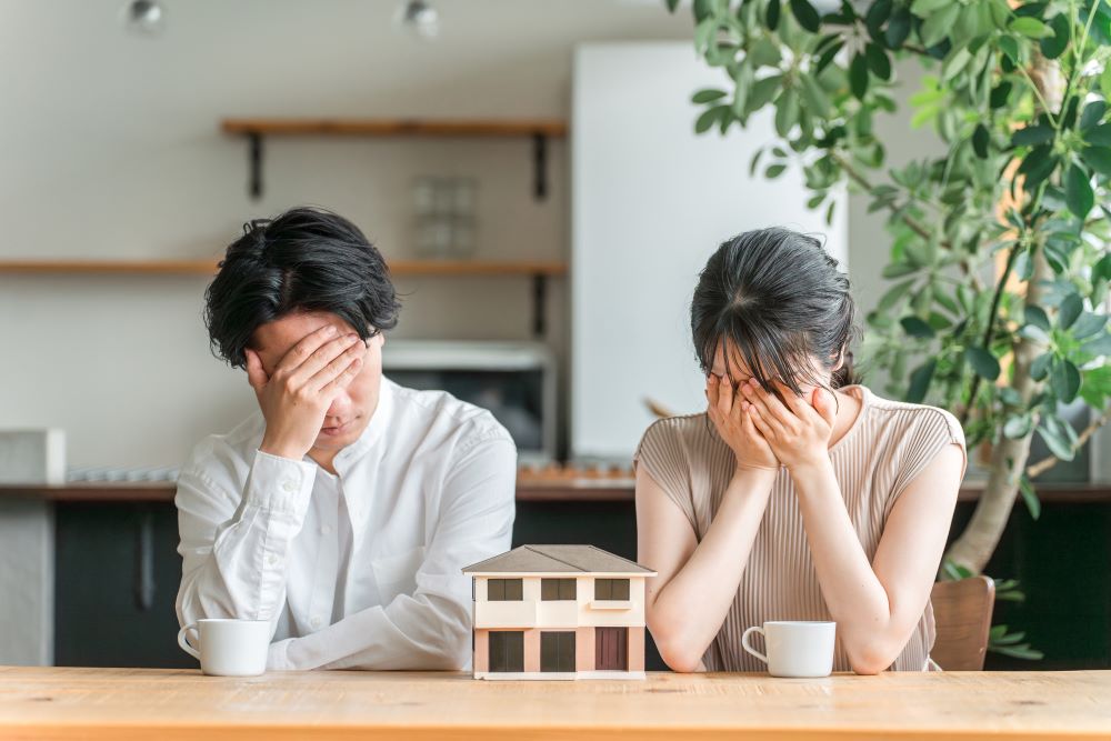 家模型と後悔する夫婦