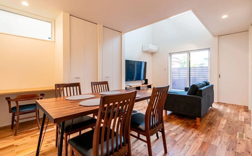 大きな吹き抜けのある陽光が降り注ぐ明るいリビング