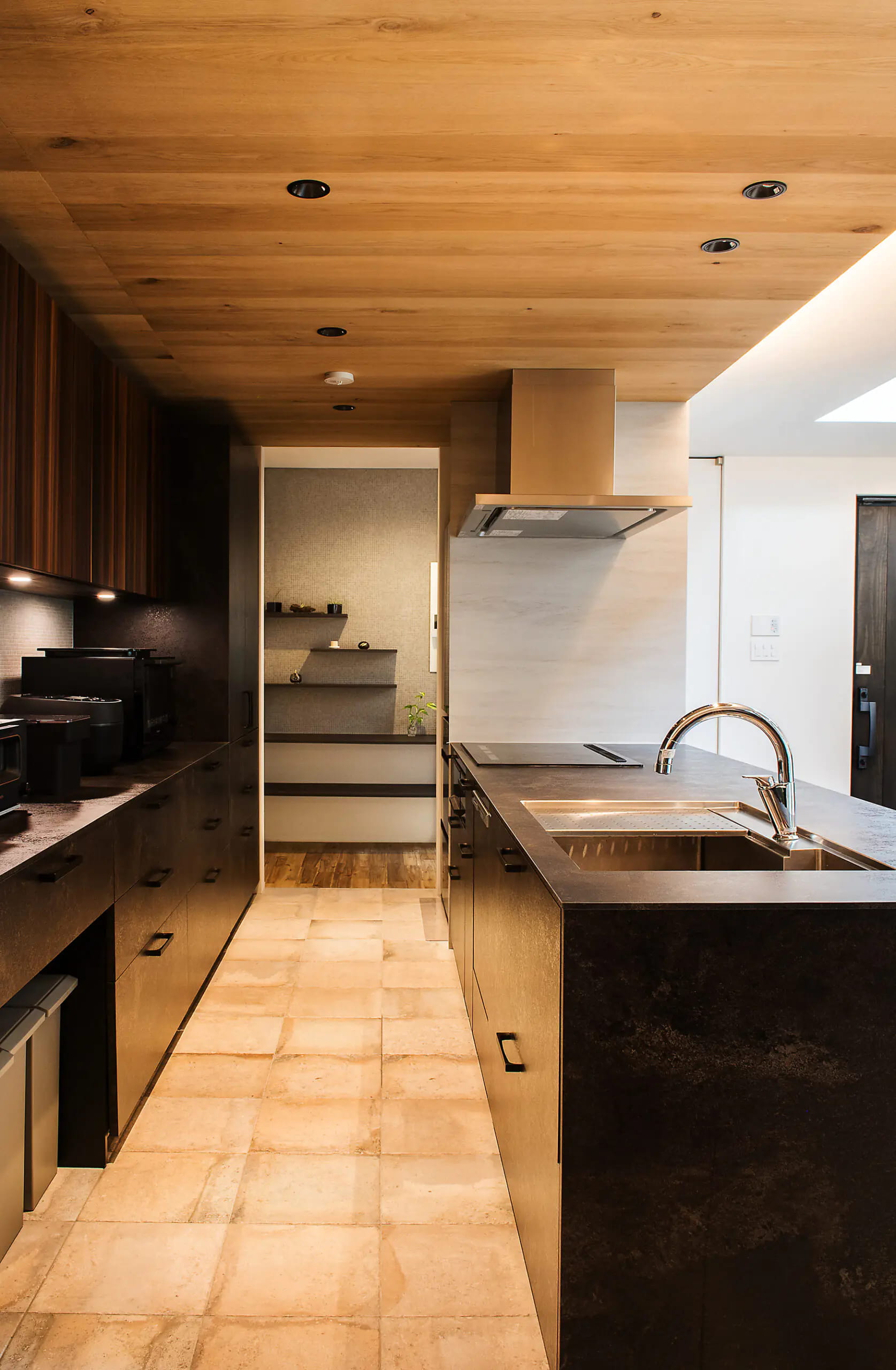 黒を基調としたシックなキッチン