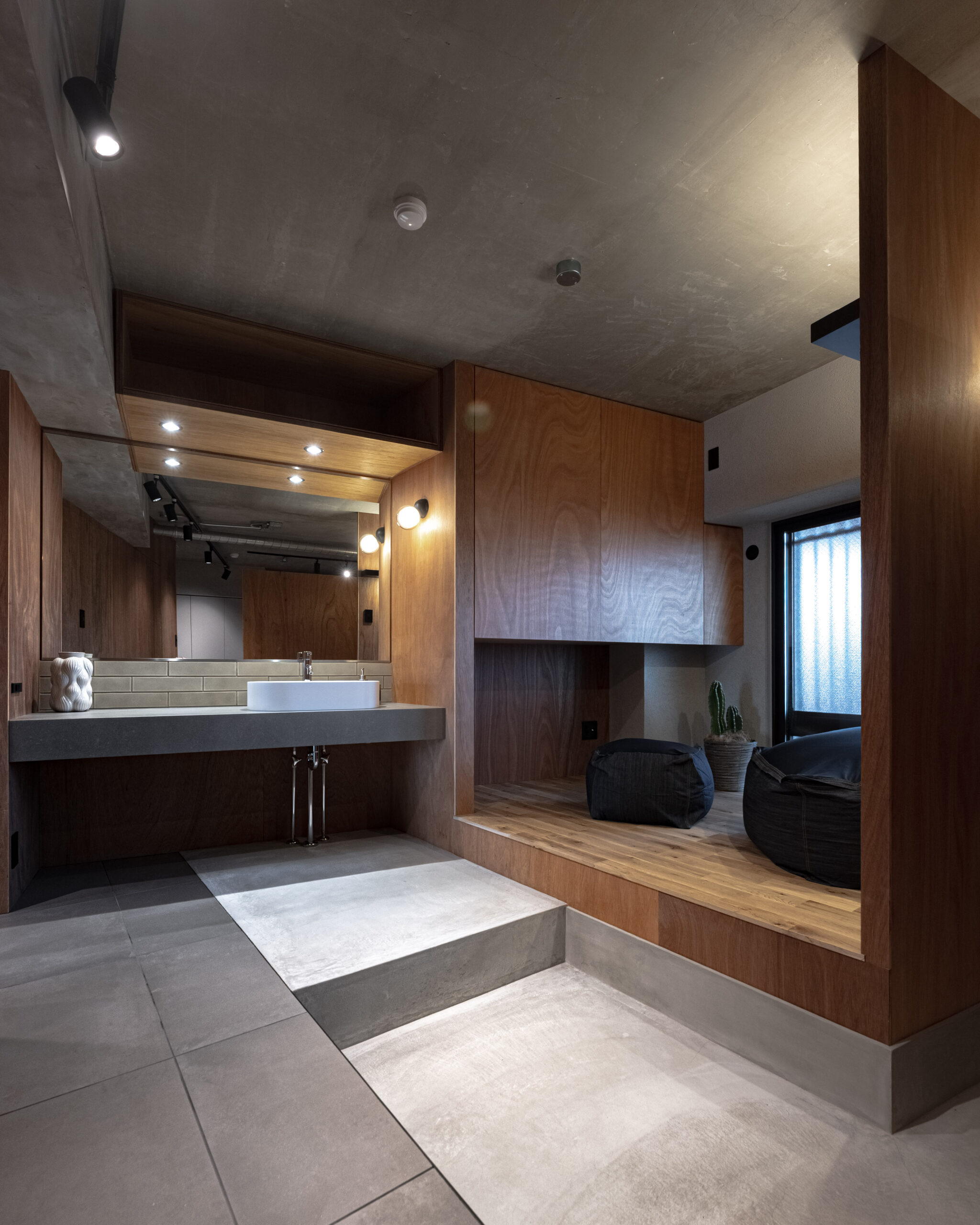 玄関からつながる洗面と個部屋