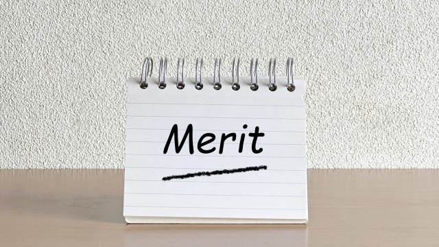 メリットの文字入りテーブルに立てたメモ帳