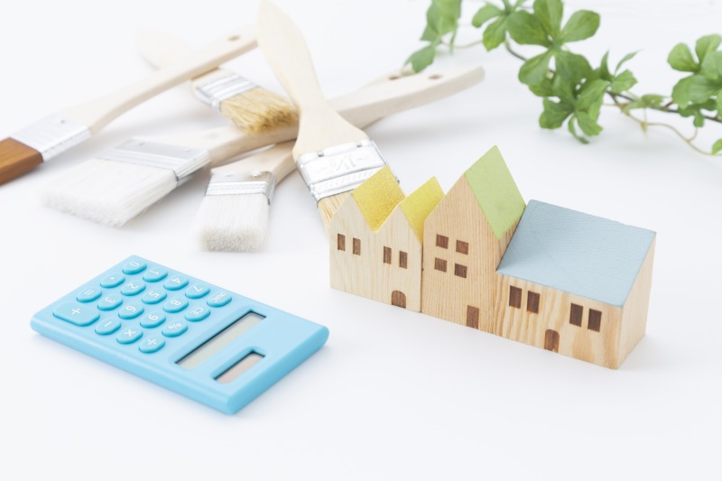 家の模型と電卓と工具