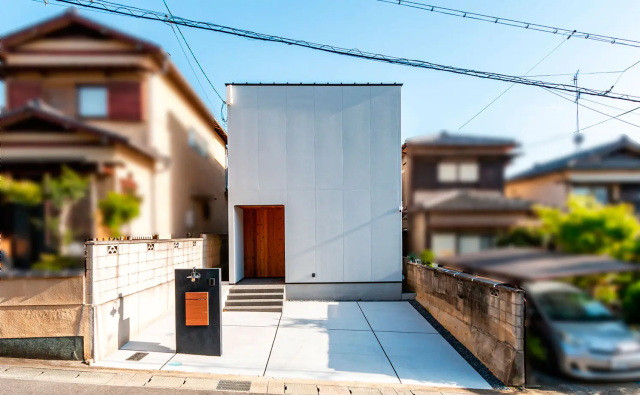 プライバシーを守りながらシンプルにまとめた外観