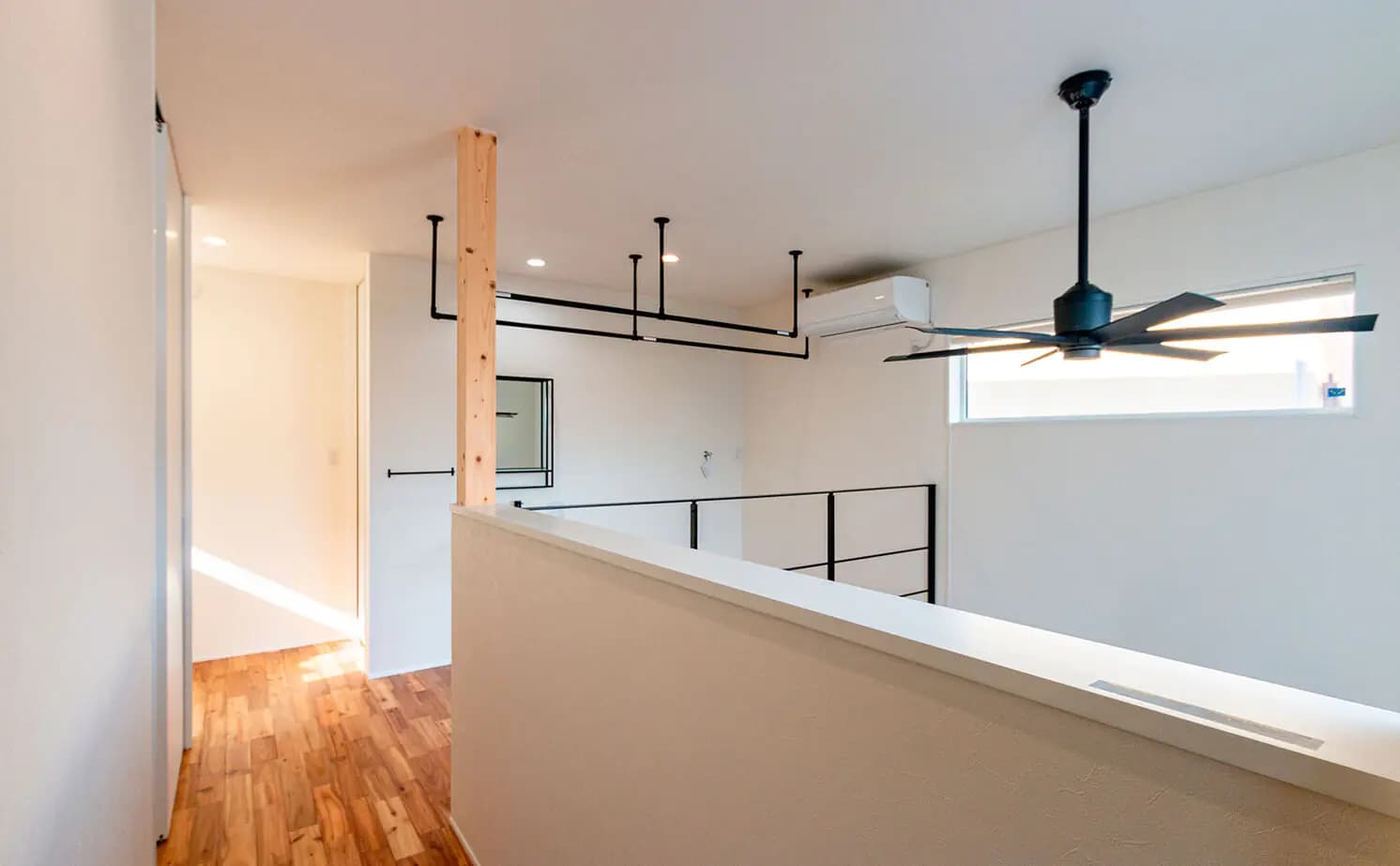 エアコンとランドリーバーを設置した吹き抜け上部