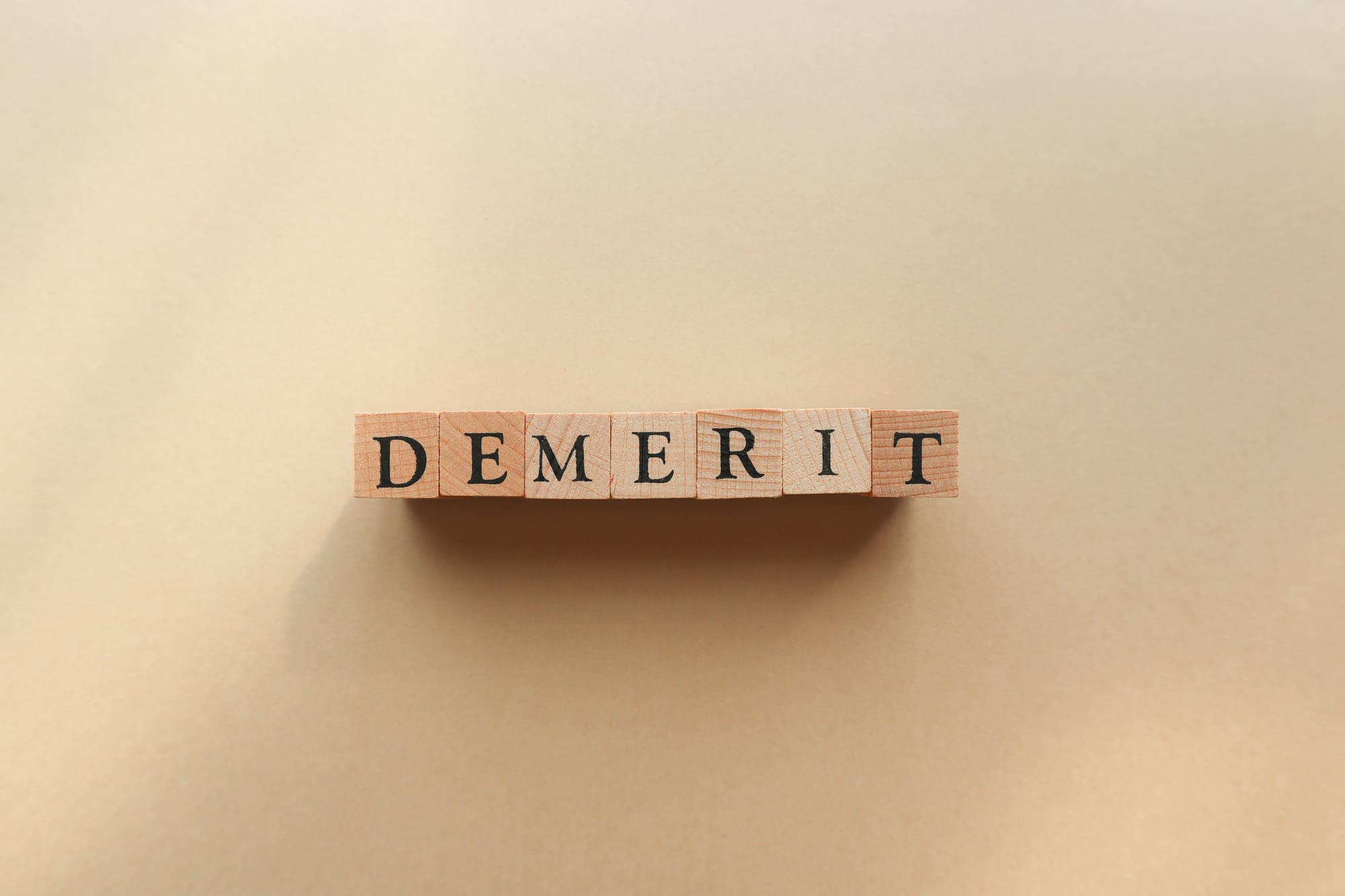 デメリットdemeritの文字ブロック