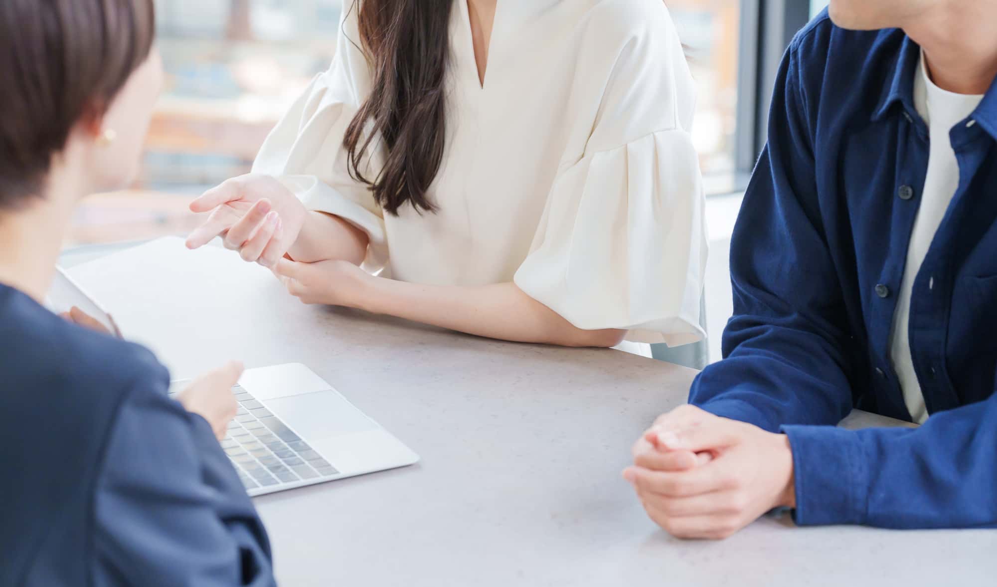 不動産の女性営業マンと夫婦