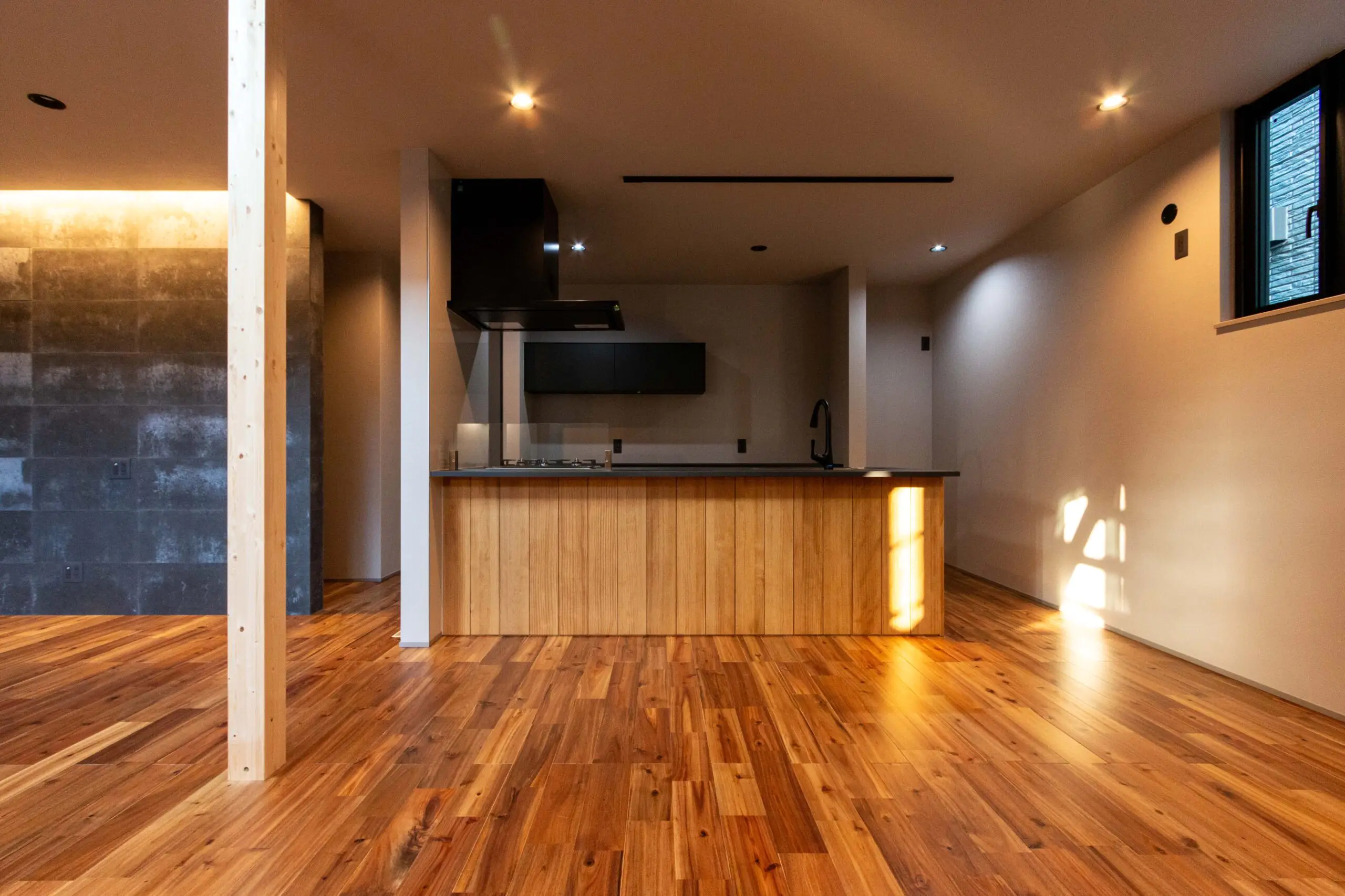 自然光と洗練デザインが魅せる！高級ホテルのような男前ハウス