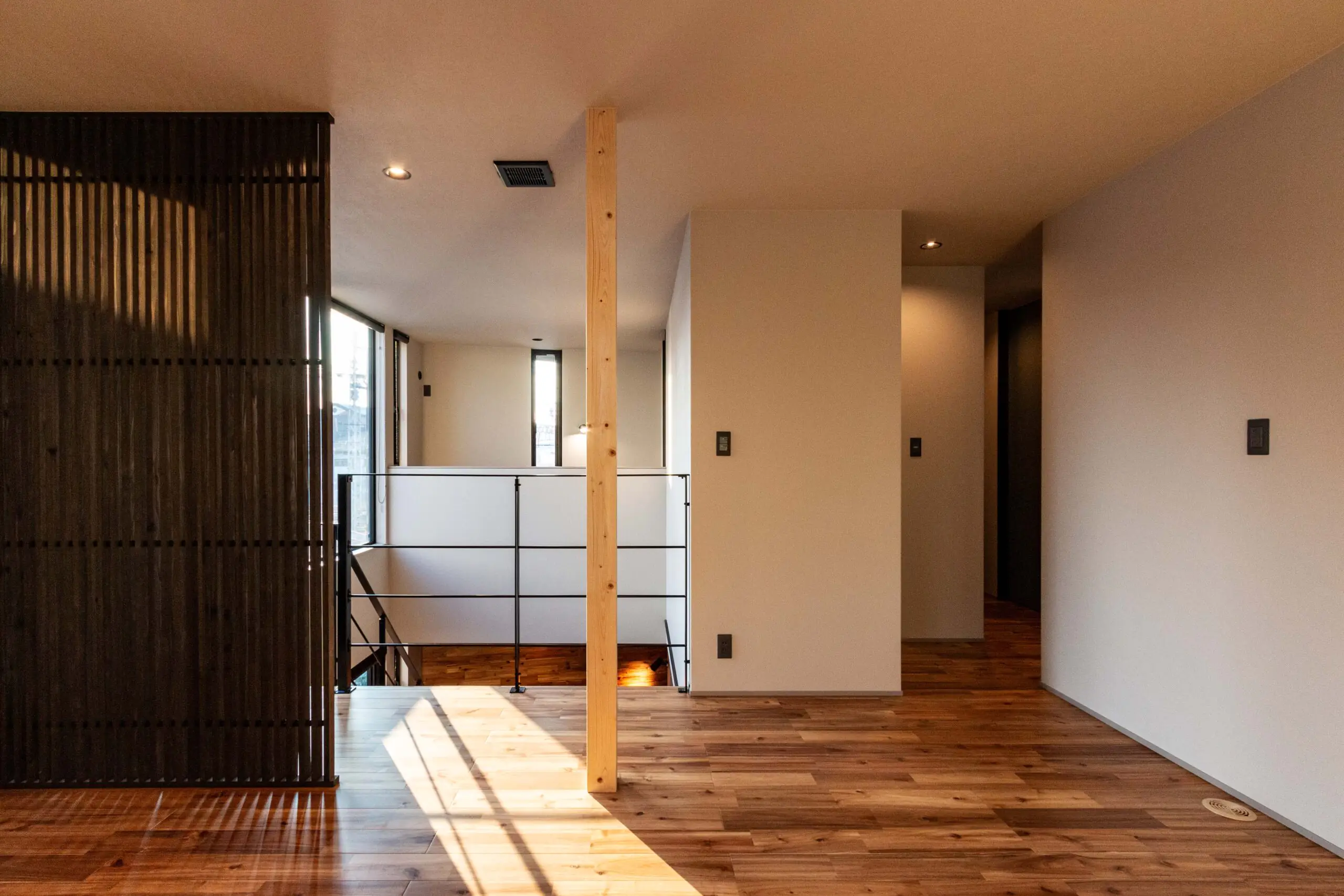 自然光と洗練デザインが魅せる！高級ホテルのような男前ハウス