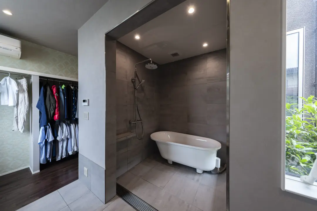 グレーを基調としたホテルライクなお風呂とクローゼット